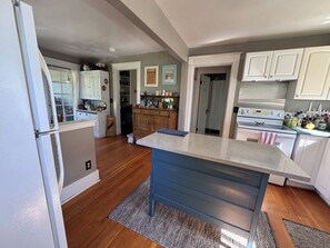 Private kitchen - Adorable 2-bedroom historic home, walk to downtown Snohomish, private yard (Snohomish)