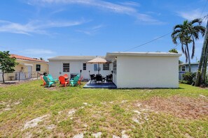 A house with a patio, outdoor furniture, and a small building. - MiamiMuralHouse:4BRw/Themes, Gameroom, Backyard (Miami)