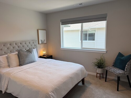 CHIC, MODERN ROOM W/ DUAL SINK BATHROOM IN CLEAN, MODERN VIEW HOME & CATS!
