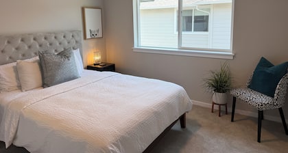 CHIC, MODERN ROOM W/ DUAL SINK BATHROOM IN CLEAN, MODERN VIEW HOME & CATS!