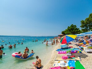 A crowded beach with people swimming and sunbathing. - Leng 1 / HR-10352-01 by Interhome (Crikvenica/Dramalj)