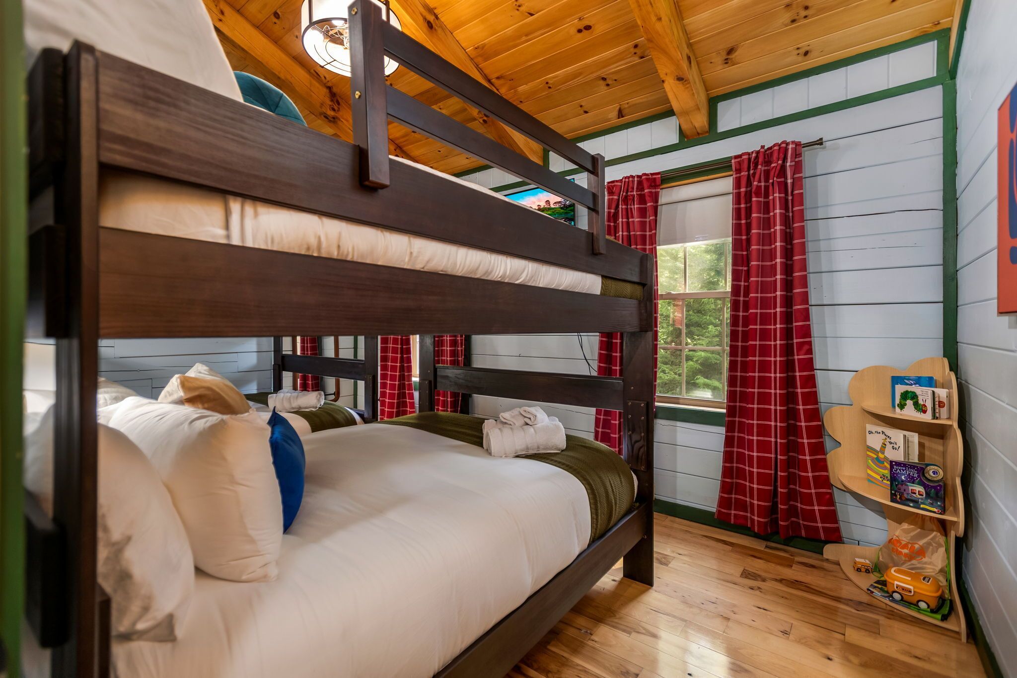 4 bedrooms, desk, iron/ironing board, travel crib