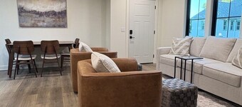 Gezellig Carriage House - The Friesland Suite - Pella's Premier Retreat