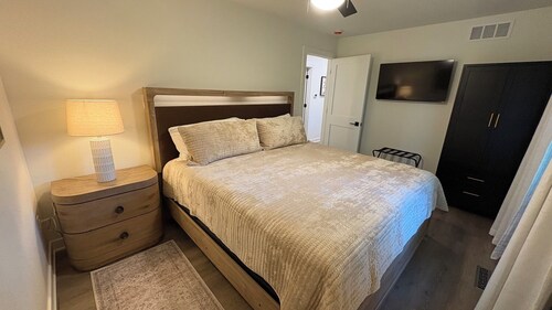 Gezellig Carriage House - The Friesland Suite - Pella's Premier Retreat