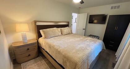 Gezellig Carriage House - The Friesland Suite - Pella's Premier Retreat