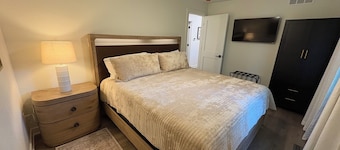 Gezellig Carriage House - The Friesland Suite - Pella's Premier Retreat