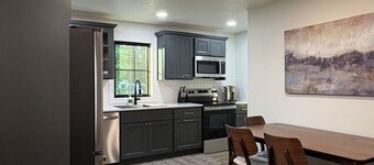 Gezellig Carriage House - The Friesland Suite - Pella's Premier Retreat