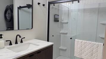 Dusche, Haartrockner, Handtücher, Seife