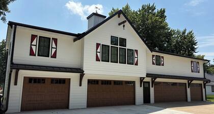 Gezellig Carriage House - The Friesland Suite - Pella's Premier Retreat