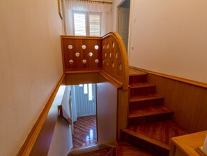 A wooden staircase with a handrail and a landing area. - Haus Ivy / HR-08510-01 by Interhome (Crikvenica)