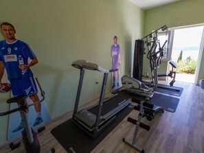 Ein Fitnessraum mit Laufbändern, Ergometer und Krafttrainingsgeräten.