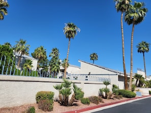 Property grounds - Spacious 2-bedrooms townhome in vibrant Las Vegas (Las Vegas)