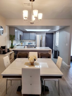 Private kitchen - Spacious 2-bedrooms townhome in vibrant Las Vegas (Las Vegas)