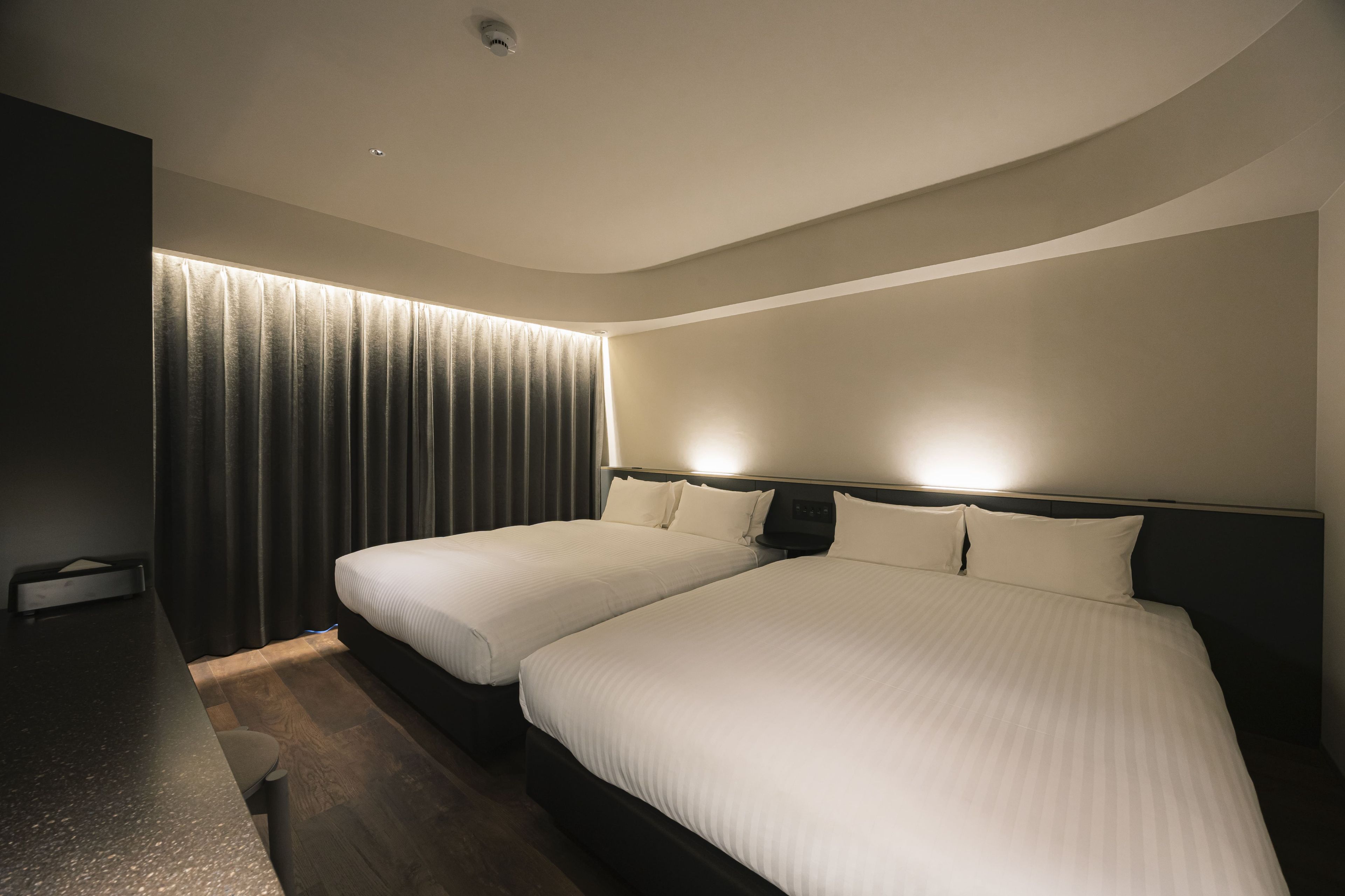 Deluxe Triple  | In-room safe, blackout drapes, WiFi (free), bed sheets