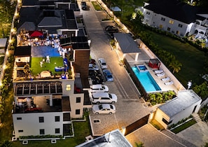 A residential property with a swimming pool, a tennis court, and a covered patio area. - Luxe Loft Penthouse, a luxury property in Montego Bay, 6 mins from MBJ airport (Montego Bay)