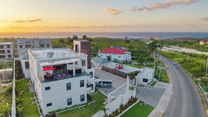 A modern hotel with a rooftop bar, a swimming pool, and a view of the ocean. - Luxe Loft Penthouse, a luxury property in Montego Bay, 6 mins from MBJ airport (Montego Bay)