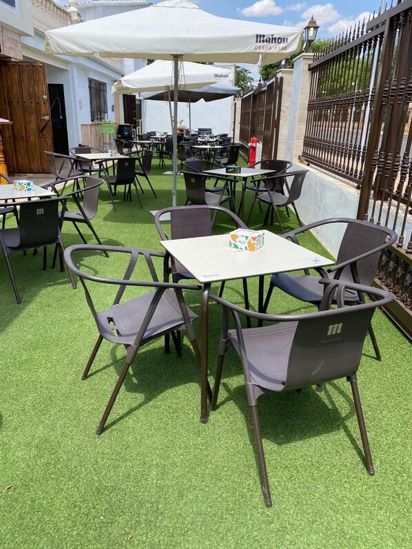 Outdoor dining - Nuevo Hotel Capitolio (Valdepenas)