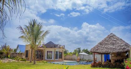 3-bedroom villa, private pool, beach 7 minutes away