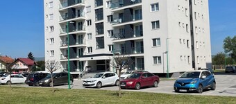Riverine Sky Terrace • Stunning Views • 2-Bedroom + Office • Free Garage