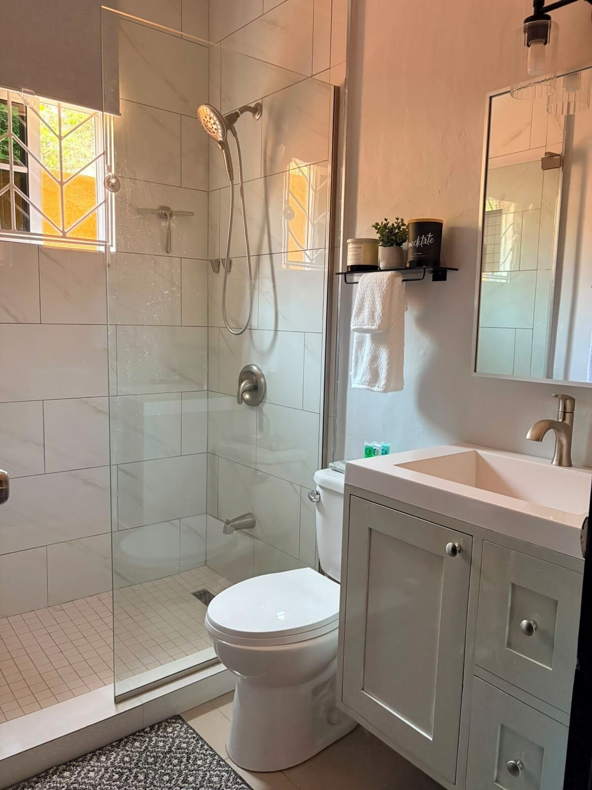 Secadora de cabello, toallas, jabón, papel de baño 