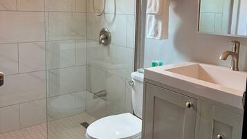 Secadora de cabello, toallas, jabón, papel de baño