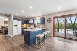 Private kitchen - Blue Canoe: Cozy Fall Lakefront Escape (East Stroudsburg)