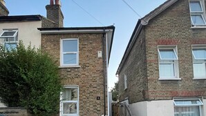 A residential street with two brick houses, a narrow alleyway, and two black bins with the number 6. - Full House - Croydon Centre (Croydon)