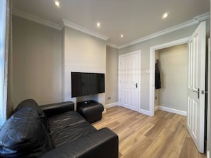 House, 2 Bedrooms | Living room | Books - Full House - Croydon Centre (Croydon)