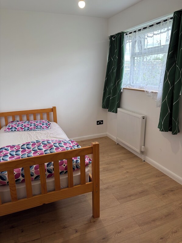 3 bedrooms, internet, bed sheets