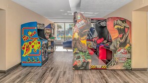 Käytävällä on pelihalleja, joissa on muun muassa Pac-Man- ja Jurassic Park Arcade -pelit.