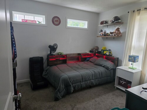 3-bedroom home 10 minutes from Virginia Tech, family-friendly and pet-friendly