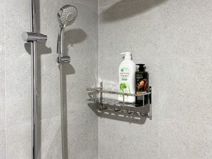 Shower, pengering rambut, handuk, dan sabun