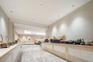 Une cuisine moderne dotée d’un îlot central, d’appareils électroménagers intégrés et d’un design minimaliste.