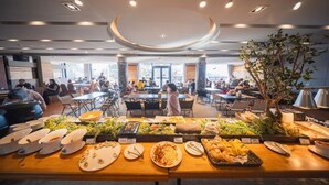 Ein reichhaltiges Buffet mit verschiedenen Speisen und einem großen Baum in der Mitte.