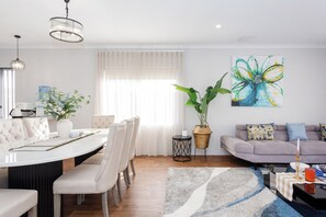Dining - Spacious 4BR Family Home • Pool with Spa & BBQ (Byford)