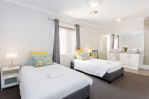 4 bedrooms, iron/ironing board, WiFi, bed sheets - Spacious 4BR Family Home • Pool with Spa & BBQ (Byford)