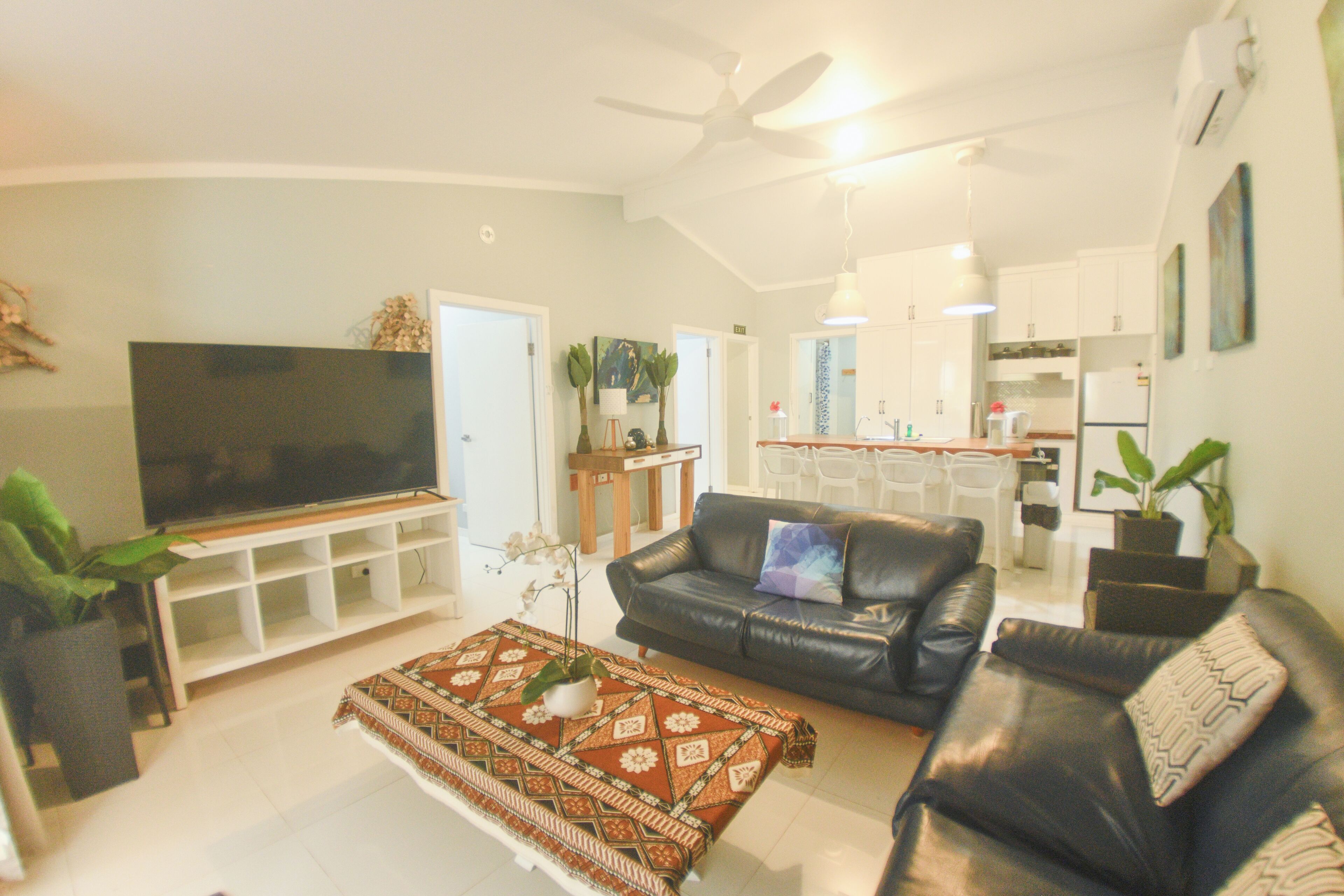 3 Bedroom Garden View Villa  | Tabla de planchar con plancha y ropa de cama
