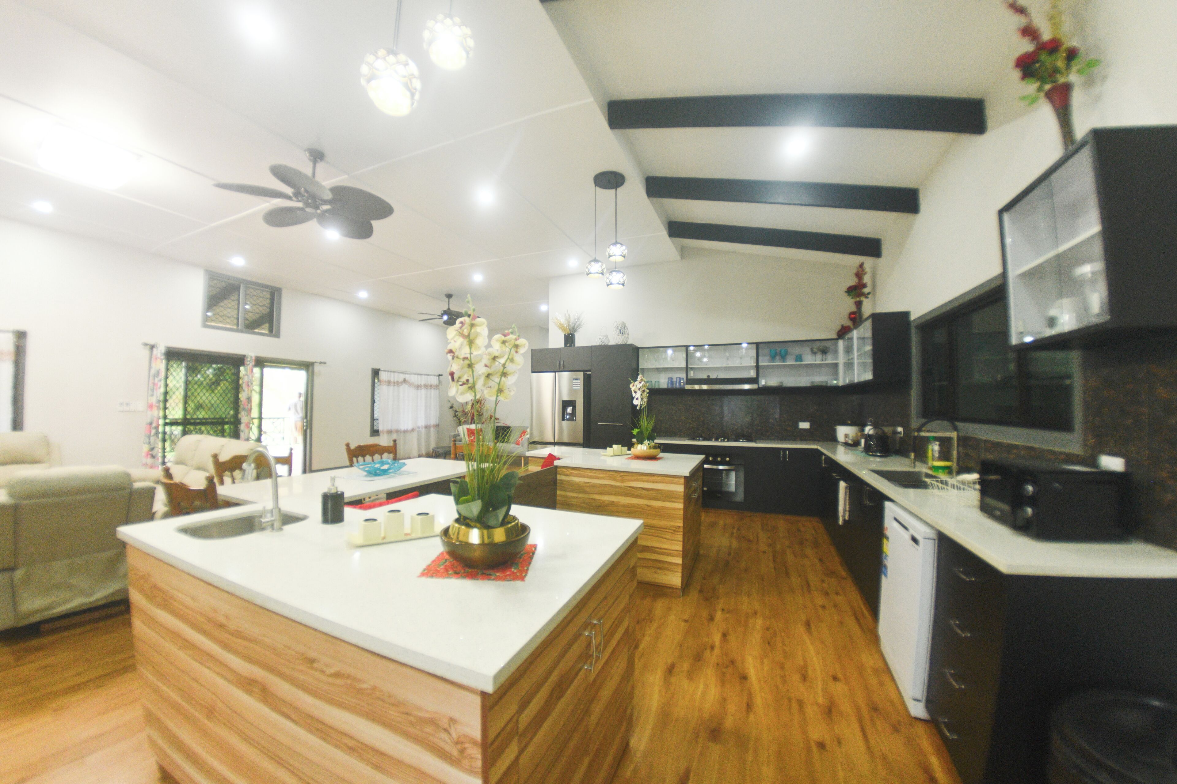 3 Bedroom Villa - Tropical Villa  | Tabla de planchar con plancha y ropa de cama