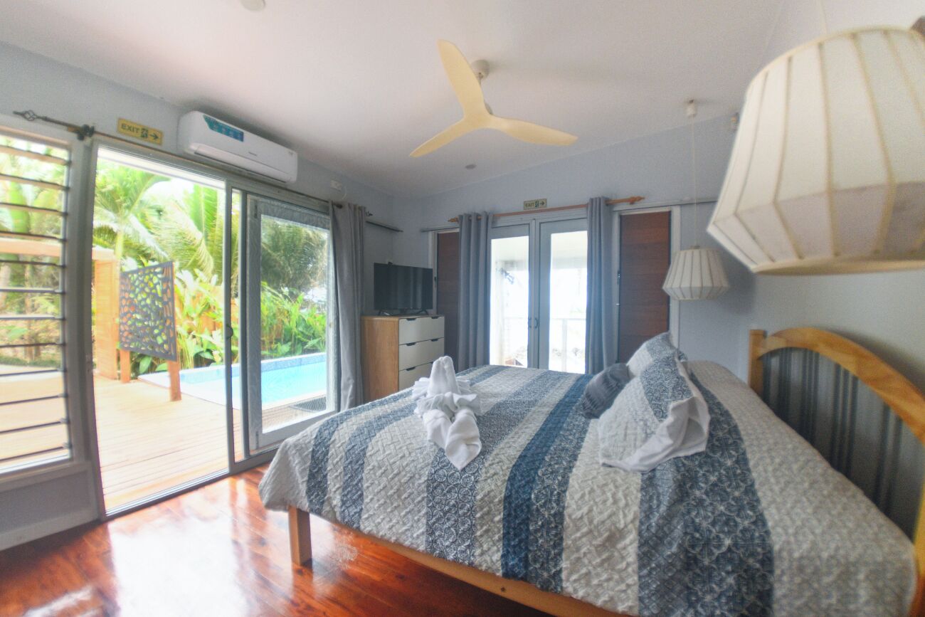 2 Bedroom Beachfront Villa with Pool | Seterika/papan seterika, cadar katil 