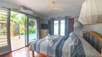 2 Bedroom Beachfront Villa with Pool | Seterika/papan seterika, cadar katil