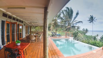 4 Bedroom Ocean View Villa with Pool | Ferros/tábuas de passar roupa, roupa de cama