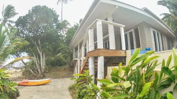 2 Bedroom Beachfront Villa with Pool | Bahagian luar