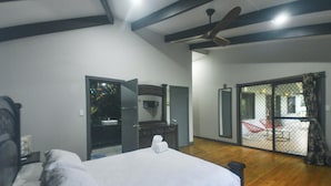 3 Bedroom Villa - Tropical Villa  | Bàn ủi/dụng cụ ủi quần áo, bộ trải giường 