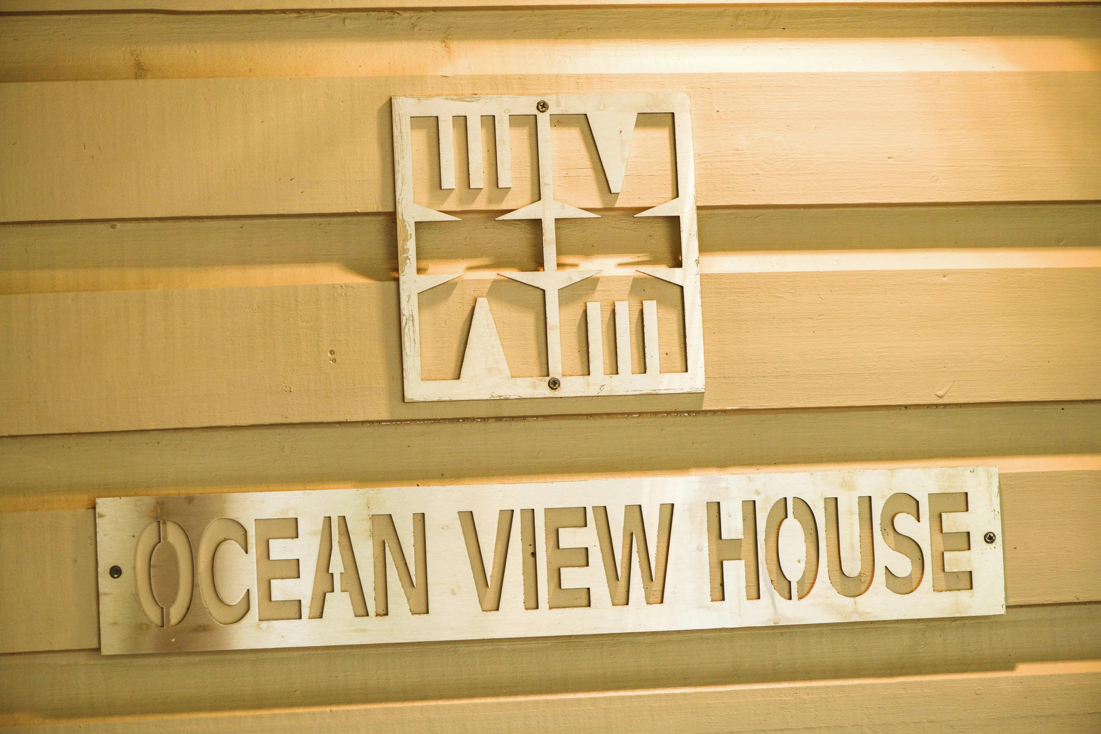Pared de madera con un letrero que dice 'OCEAN VIEW HOUSE'.