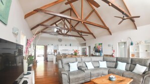 4 Bedroom Ocean View Villa with Pool | Bàn ủi/dụng cụ ủi quần áo, bộ trải giường 