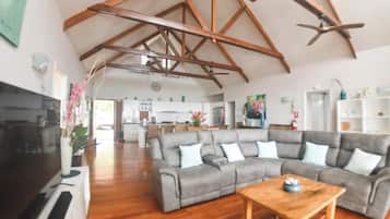 4 Bedroom Ocean View Villa with Pool | Ferros/tábuas de passar roupa, roupa de cama