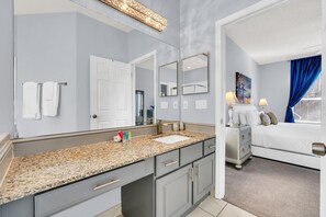 Casa Deluxe, piscina privada | Baño | Bañera, artículos de higiene personal gratuitos y secador de pelo