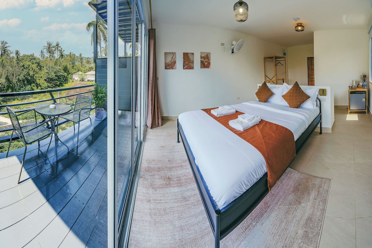 Habitación doble, balcón | Caja fuerte, cortinas opacas, tabla de planchar con plancha