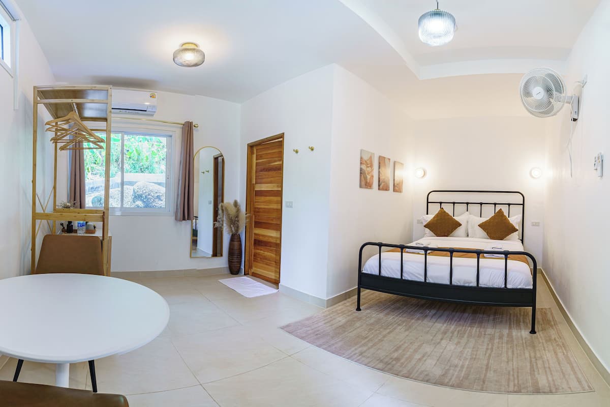 Habitación doble | Caja fuerte, cortinas opacas, tabla de planchar con plancha