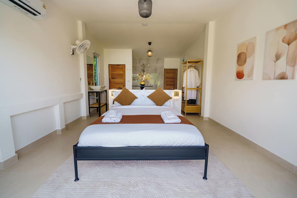 Ático, balcón, vistas al mar | Caja fuerte, cortinas opacas, tabla de planchar con plancha